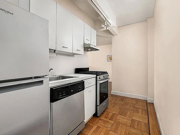 4th image of 25 Minetta Ln APT 2K