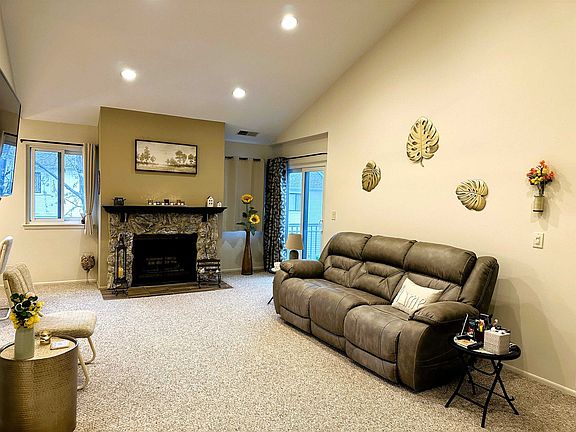 5th image of 602 Fairbanks Ct