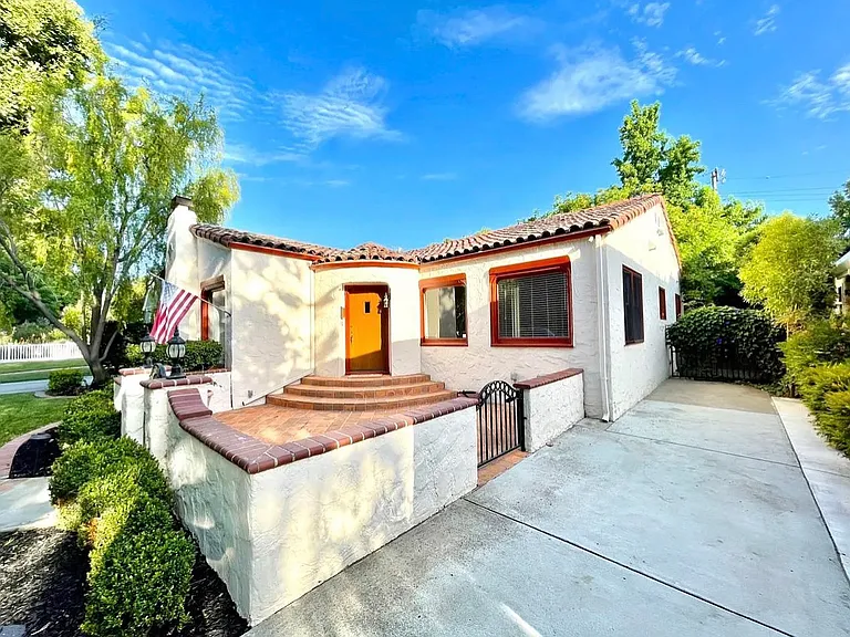 1127 Clark Way — Photo 4