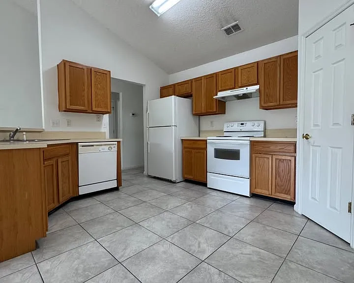 30 Rosecroft Ln #B — Photo 3