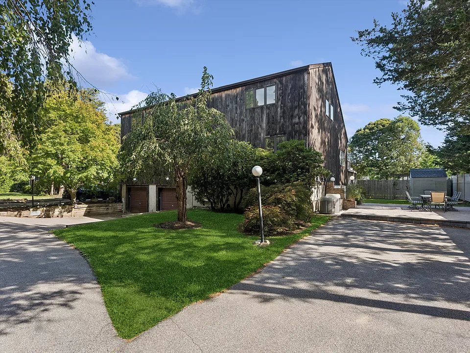 624 Noyack Rd