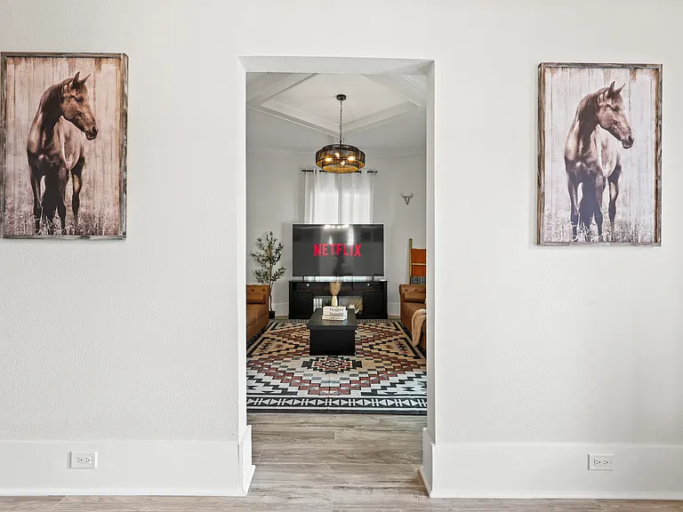 623 W Elmira St — Photo 51