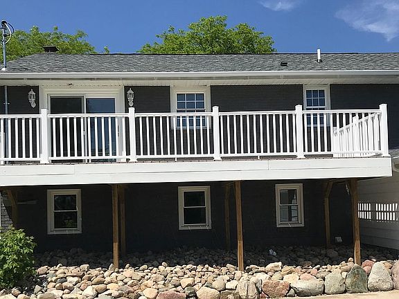 Large trex deck w vinyl rail