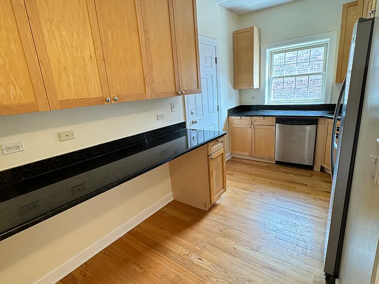 843 E 52nd St #3 — Photo 11