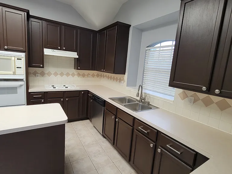 401 Colony Dr — Photo 7