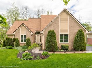 3830 Stoneridge Ct, Commerce Township, MI