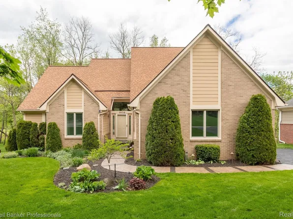 3830 Stoneridge Ct, Commerce Township, MI 48382
