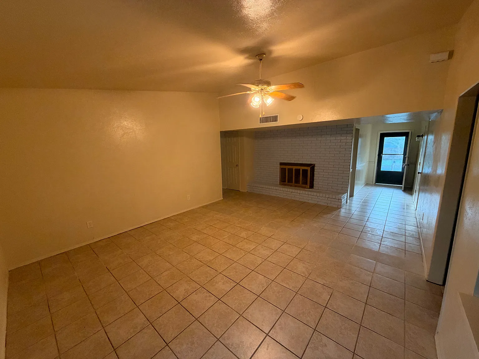 3 bed, 1372 sqft, $1,700 — Photo 2