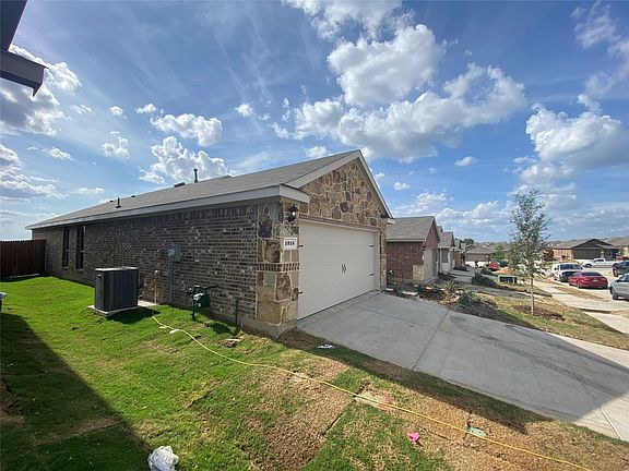 3rd image of 1315 Draper Ln