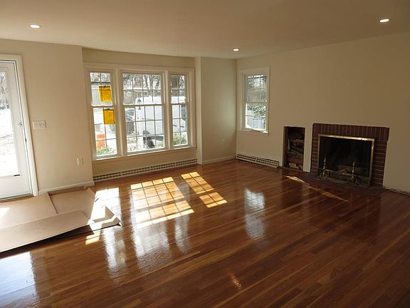 2nd image of 40 Linden Ln