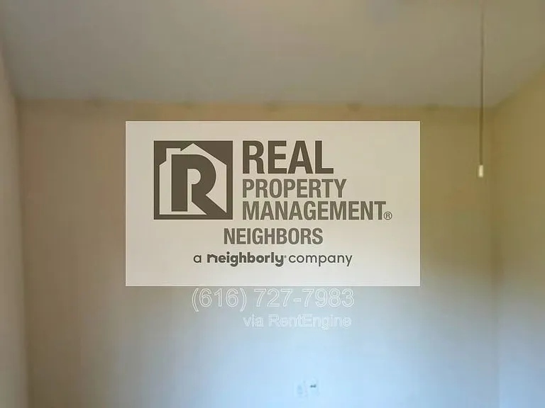 1636 Northbend Dr NE — Photo 1
