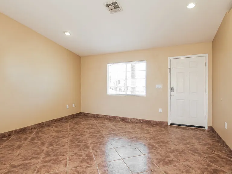 305 E Gardenia Dr — Photo 5