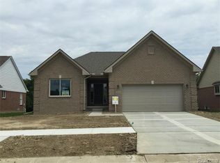 21039 Oakridge Dr, Clinton Township, MI 48036