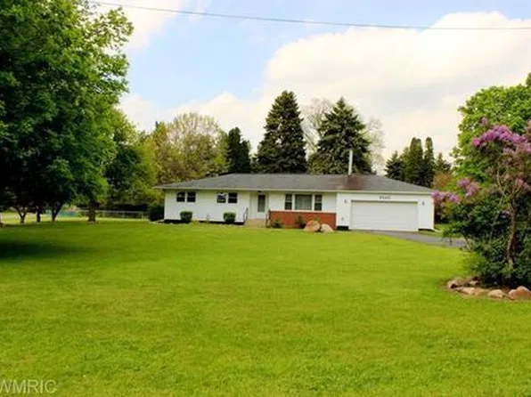 2520 E Bacon Rd, Hillsdale, MI 49242