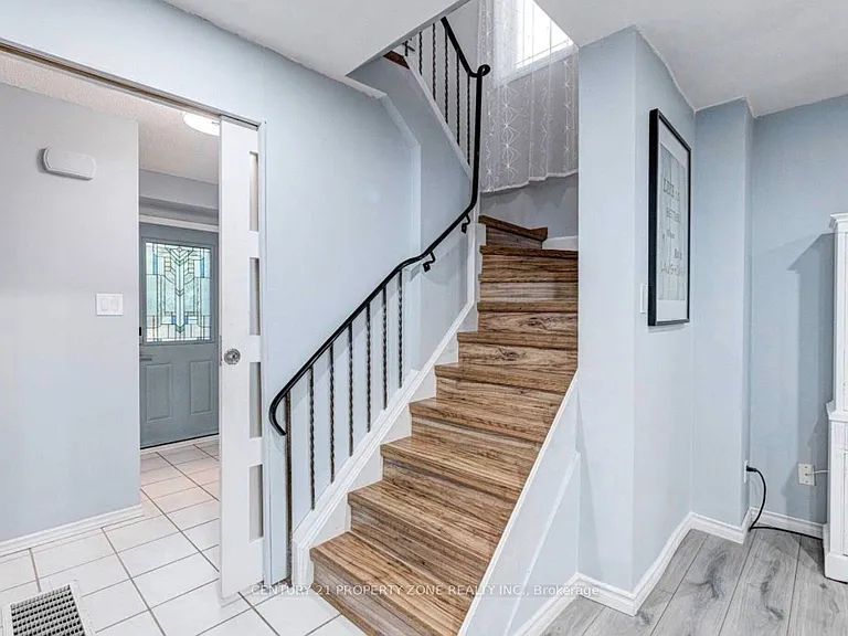 6 Roehampton Cres W — Photo 13