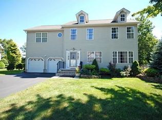 18 Shepherd Way, Kendall Park, NJ 08824