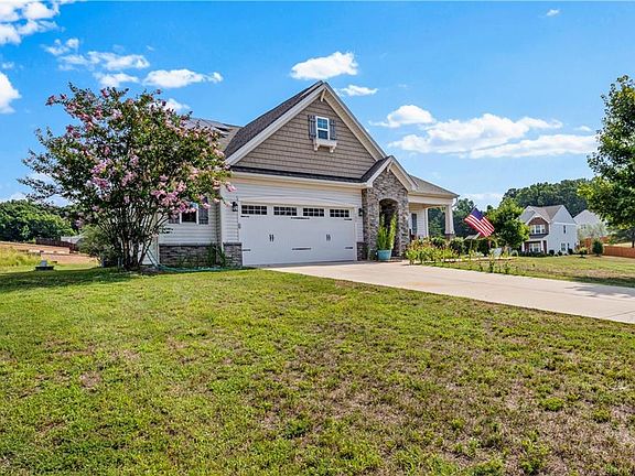 4th image of 108 Sprucewood Ct