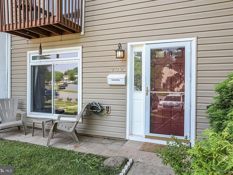 232 Willow Ter — Photo 2