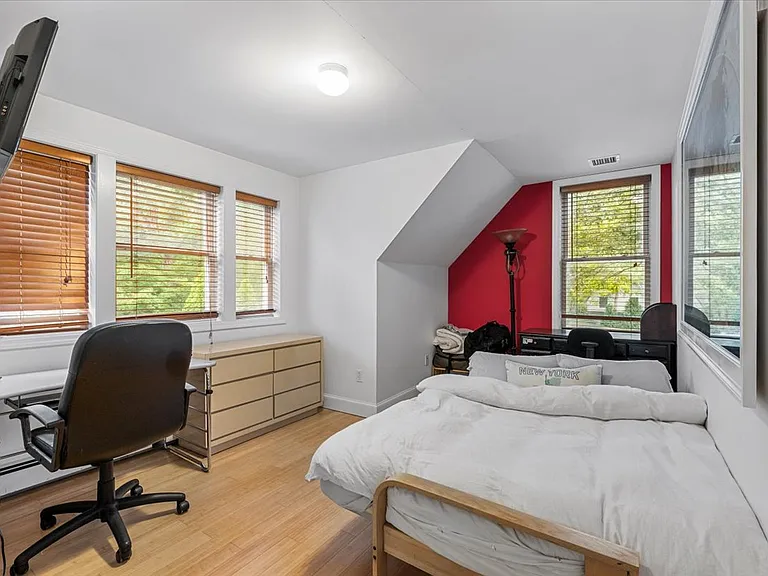 28 Bayview Ave — Photo 11
