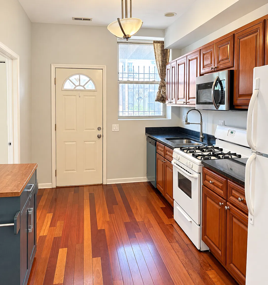 5 bed, 2.5 bath, 2200 sqft, $3,900 — Photo 4