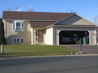 1430 Meadow Ct, Chaska, MN 55318