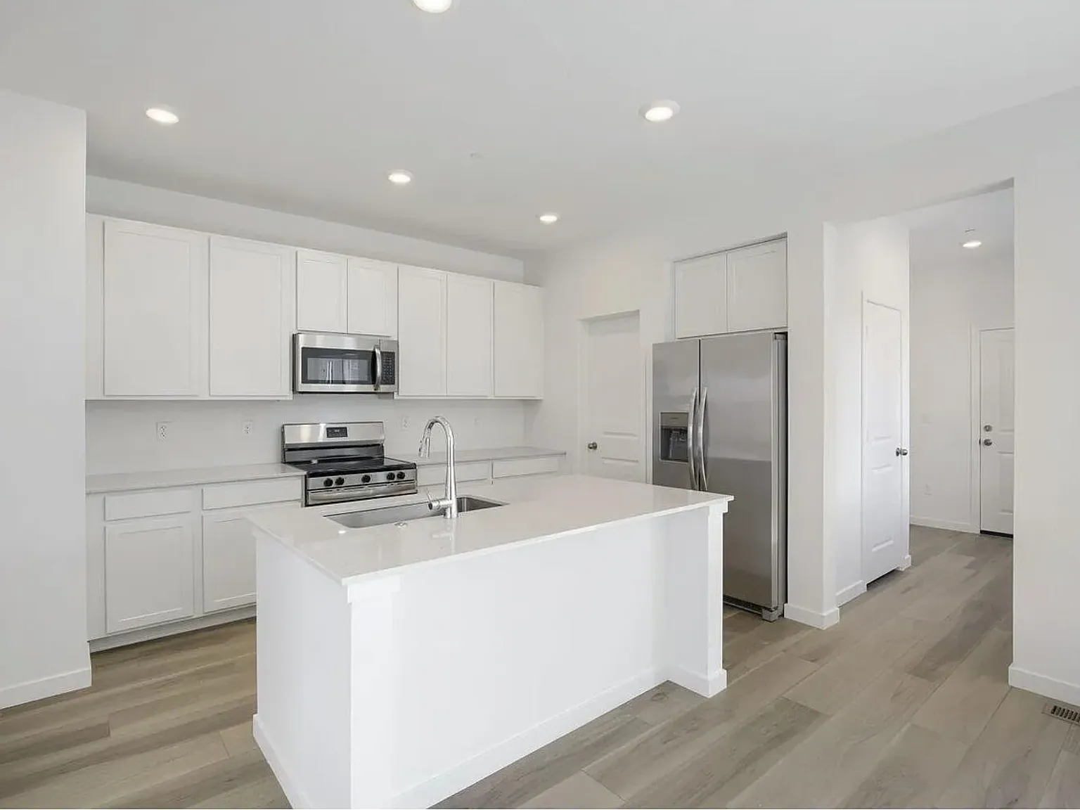 3 bed, 2.5 bath, 2241 sqft, $2,850 — Photo 4