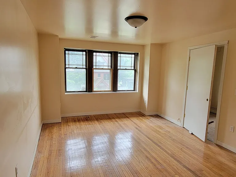 2804-2810 W Kilbourn Ave — Photo 7