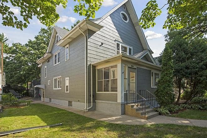 This spacious turn of the century duplex is close to everything! It is less than 1 mile from: 3 grocery stores, Mississippi river trails (1/4 mi), plenty of restaurants (Key's Cafe, Surly Brewing, Curry in a Hurry), and is 1/4 mile from 3 city parks.