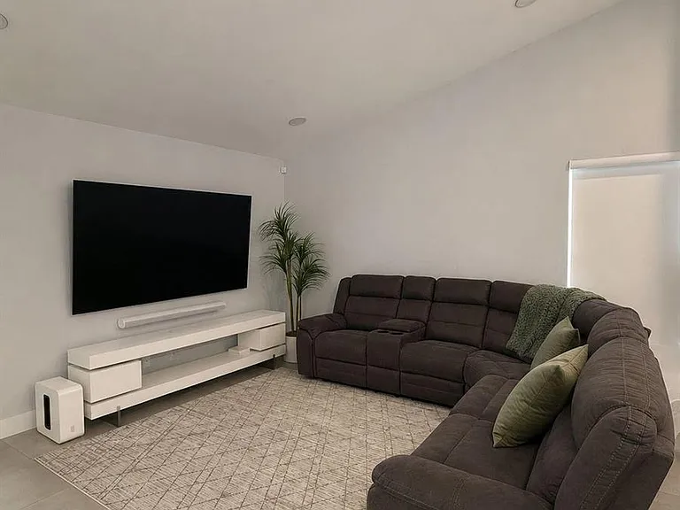 1842 Edgewater Dr — Photo 4