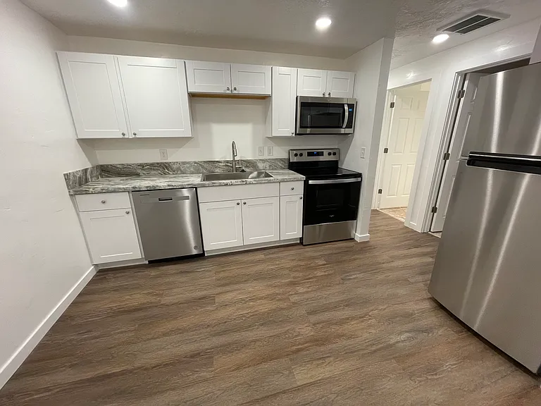 2204 E Hugo Ave — Photo 1