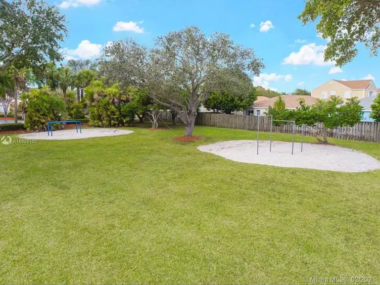 12559 SW 144th Ter — Photo 32
