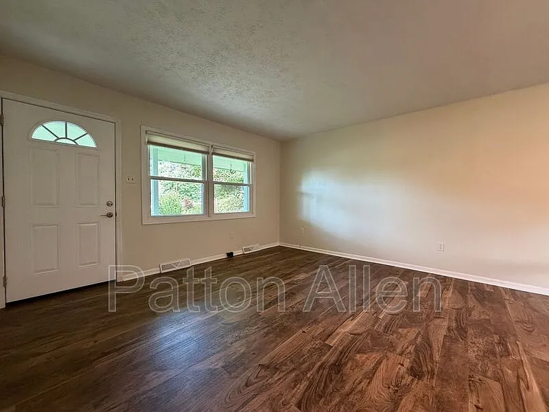 3 bed, 1.5 bath, $2,150 — Photo 4