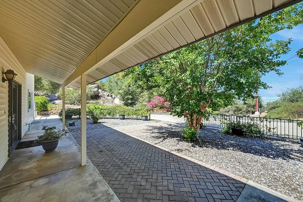 4 bed, 2430 sqft, $4,250 — Photo 4