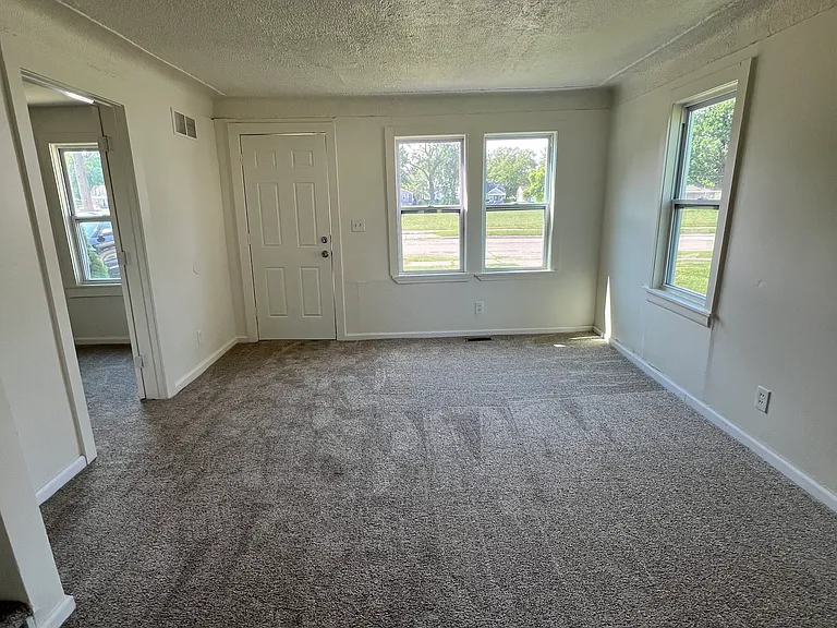 11381 Fisher Ave — Photo 2