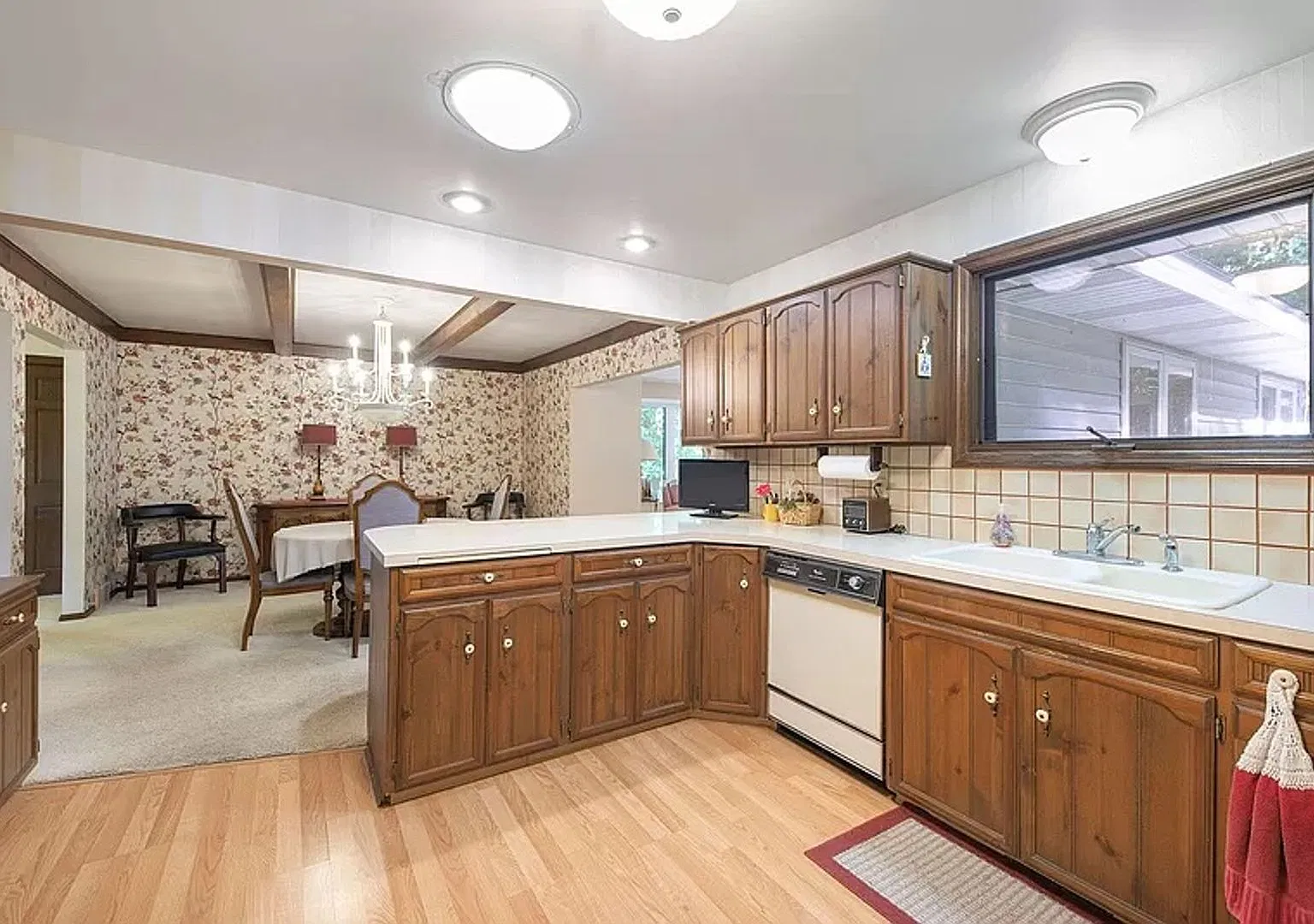 Beautiful 3BD/2.5BA Ranch in Park-like Setting — Photo 4