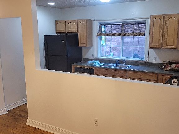 5th image of 110 Montgomery Ave Unit A