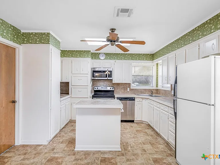 608 Rosewood Dr — Photo 3
