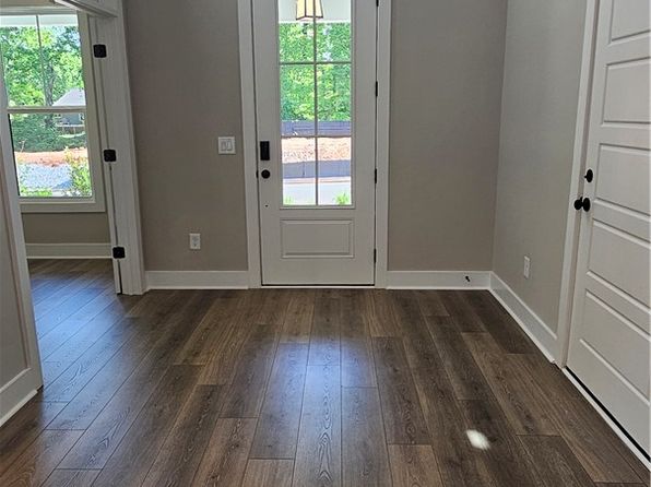 319 Breakwater Ln, Seneca, SC 29678
