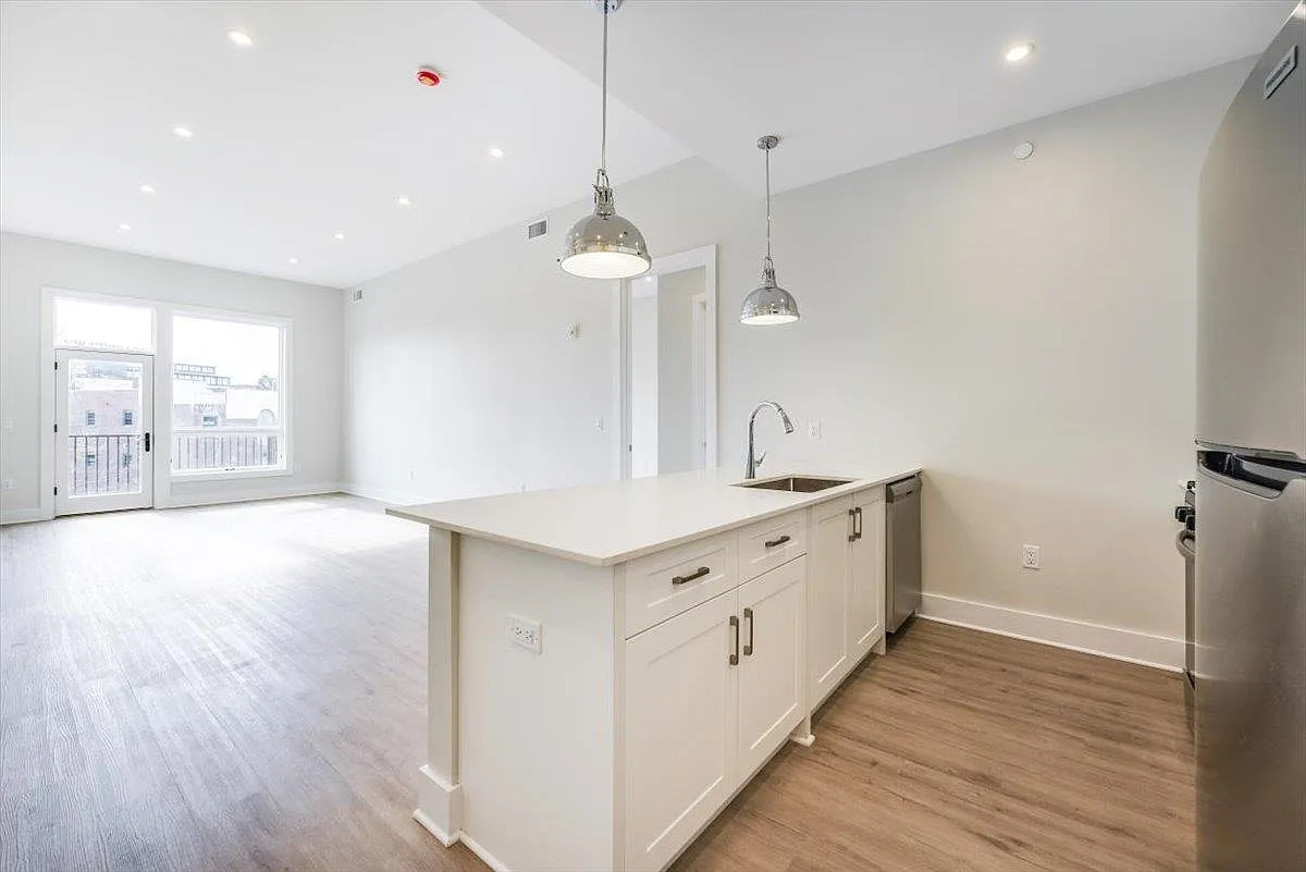 2 bed, 2.0 bath, 1211 sqft, $3,750 — Photo 3