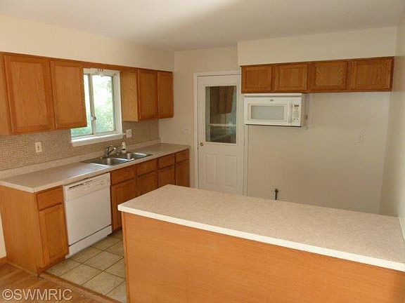 3rd image of 1521 Laurie Gail Dr SE