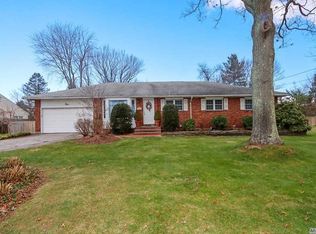 3 Pell Ln, Syosset, NY 11791