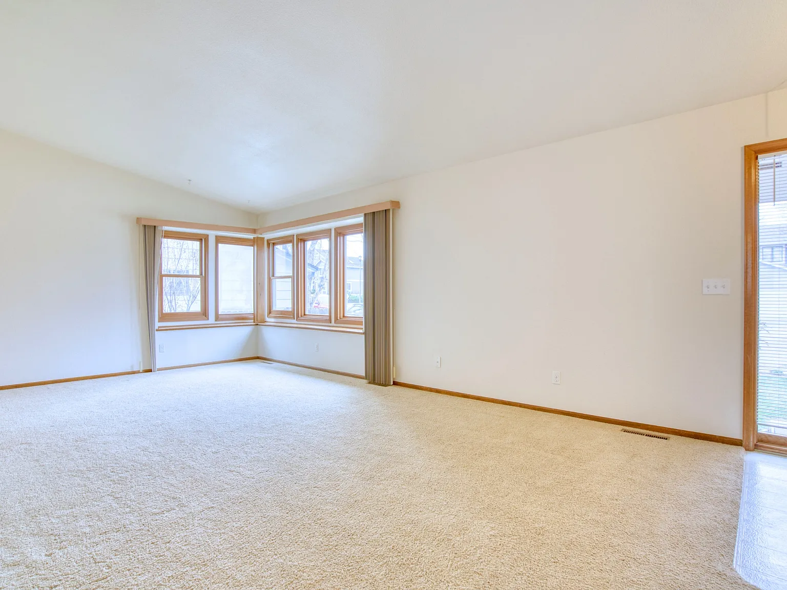 5 bed, 2557 sqft, $3,150 — Photo 4