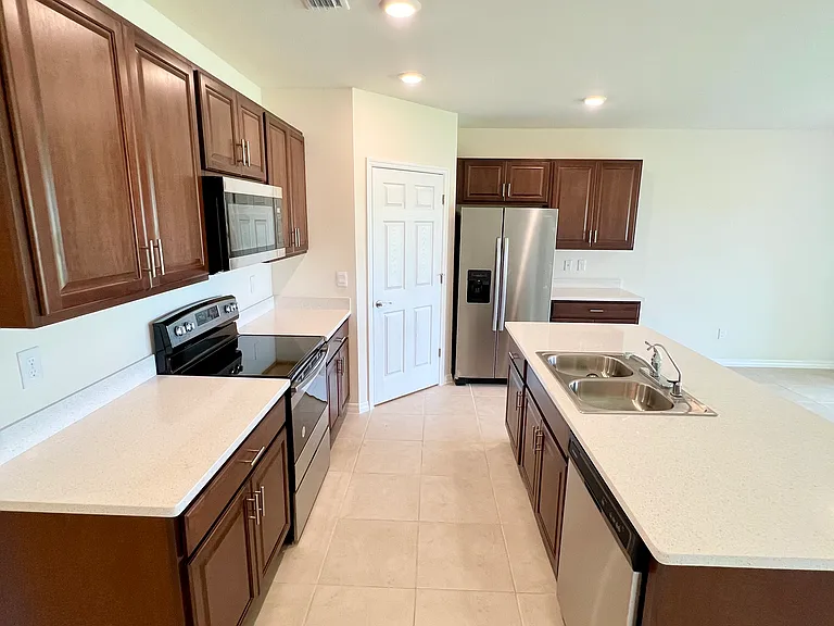 2518 NE 6th Pl — Photo 8