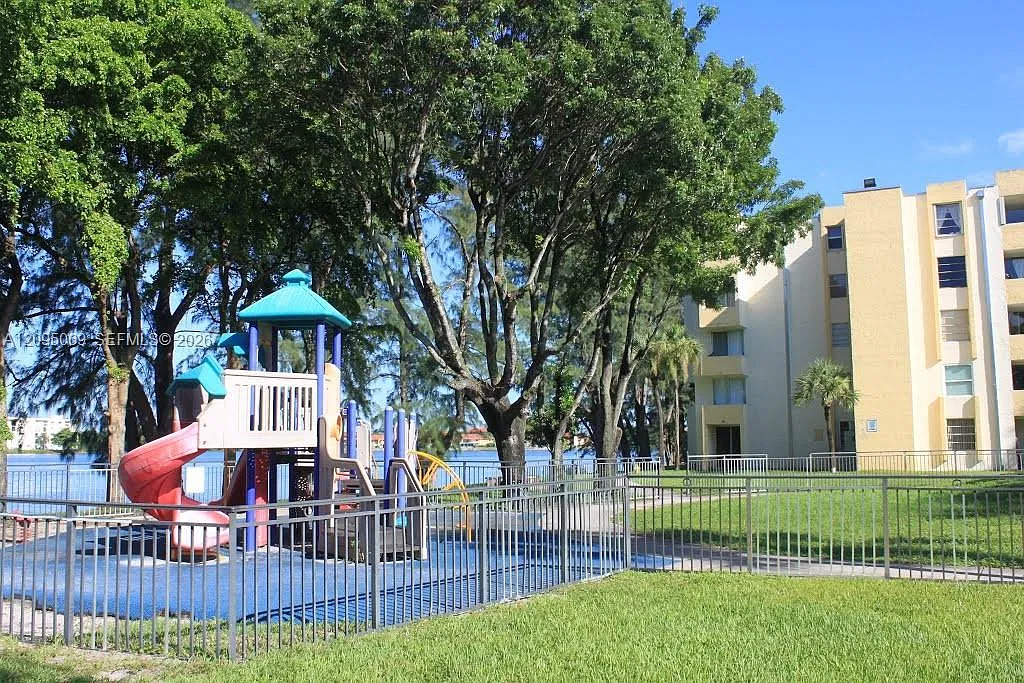 Samari Lake East Condo — Photo 1