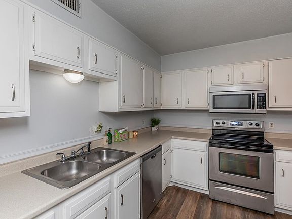4th image of 916 Park Meadow Dr