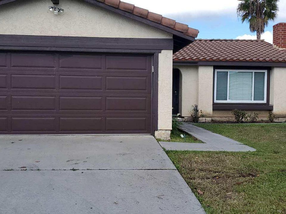 2 car garage, 4 bedrooms, 2 baths, bonus room, fireplace and laundry room.