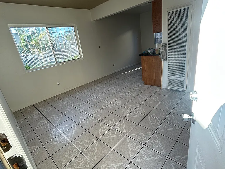 1228 E 70th St #1 — Photo 4