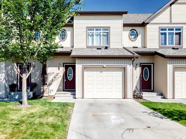 337 W Copperpond Lndg SE, Calgary, AB T2Z 1G6