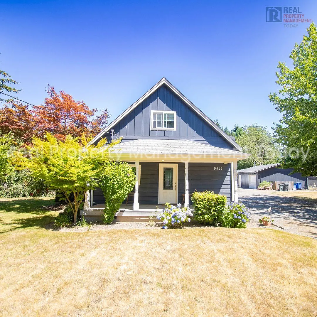 Charming 5 Bedroom + Huge yard! — Photo 2