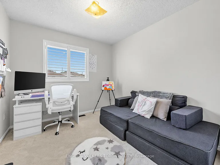 15 Fulton Cres — Photo 17